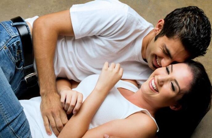 Un home emociona ao tocar a unha moza